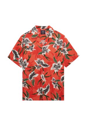 Koszula na guziki z krótkim rękawem, czerwonym tłem oraz dużym nadrukiem białych kwiatów i zielonych liści na całej powierzchni.