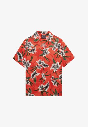 Koszula na guziki z krótkim rękawem, czerwonym tłem oraz dużym nadrukiem białych kwiatów i zielonych liści na całej powierzchni.