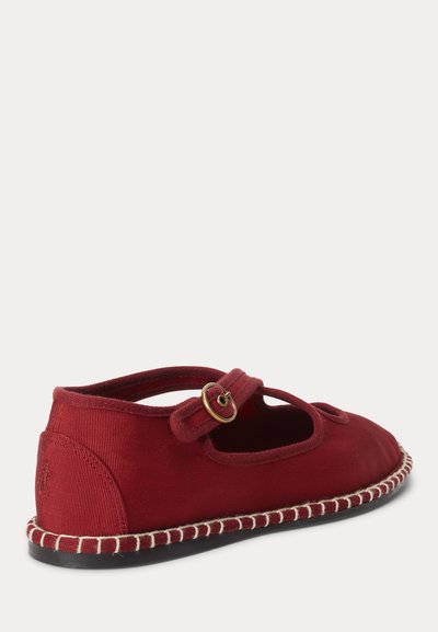 Κόκκινο παπούτσι Mary Jane με υφασμάτινο επάνω μέρος, στρογγυλεμένη μύτη, λουράκι στον αστράγαλο με χρυσή αγκράφα και ραμμένη λεπτομέρεια στη σόλα σε μαύρη επίπεδη σόλα.