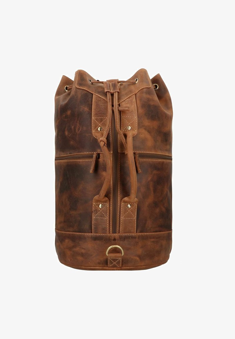 Bruine leren rugzak met een trekkoordsluiting, voorzien van twee voorzakken met rits en decoratieve stiksel. Gladde textuur met een vintage afwerking.