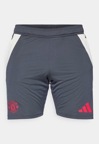Grå sportshorts tillverkade av ett slätt tyg med vita sidopaneler, röd Manchester United-logotyp och rosa Adidas-logotyp på den nedre högra sidan.