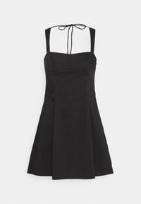 Svart A-linjeformad klänning med figursydd överdel och fyrkantig halsringning. Har breda axelband och knytning baktill. Mjukt tyg med lätt glans.