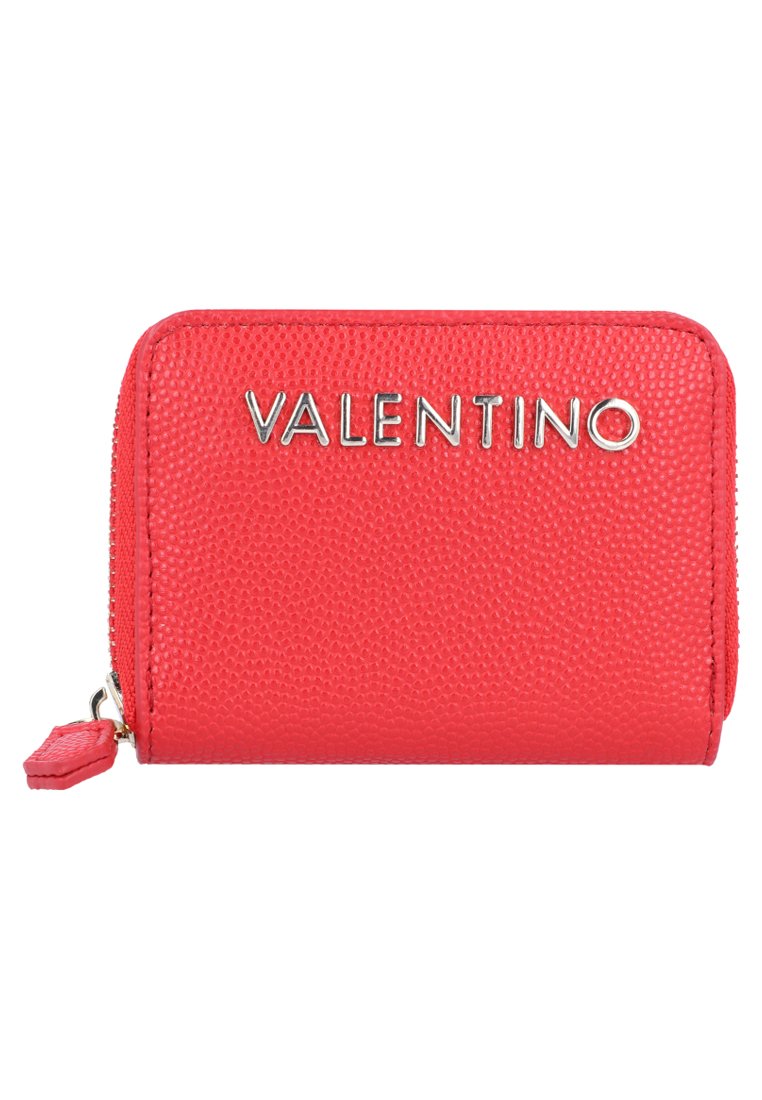 Κόκκινο δερμάτινο πορτοφόλι με υφή, διαθέτει ασημένιο λογότυπο στο μπροστινό μέρος και κλείσιμο με φερμουάρ. Συμπαγές τετράγωνο σχήμα με τράβηγμα φερμουάρ.