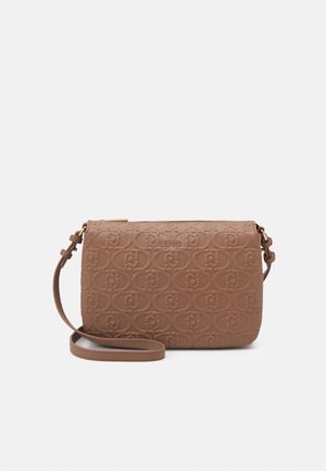 Bolso bandolera marrón con relieve y superficie texturizada, con una correa desmontable y cierre de cremallera. Logo de la marca visible en el frente.