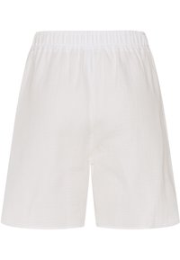 Białe, lekkie szorty z elastycznym pasem. Materiał ma gładką teksturę i prosty, nieskomplikowany design.