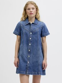 Abito di denim con chiusura a bottoni sul davanti, maniche corte e colletto. Il tessuto è di un blu chiaro con dettagli di cucitura e una vestibilità comoda.