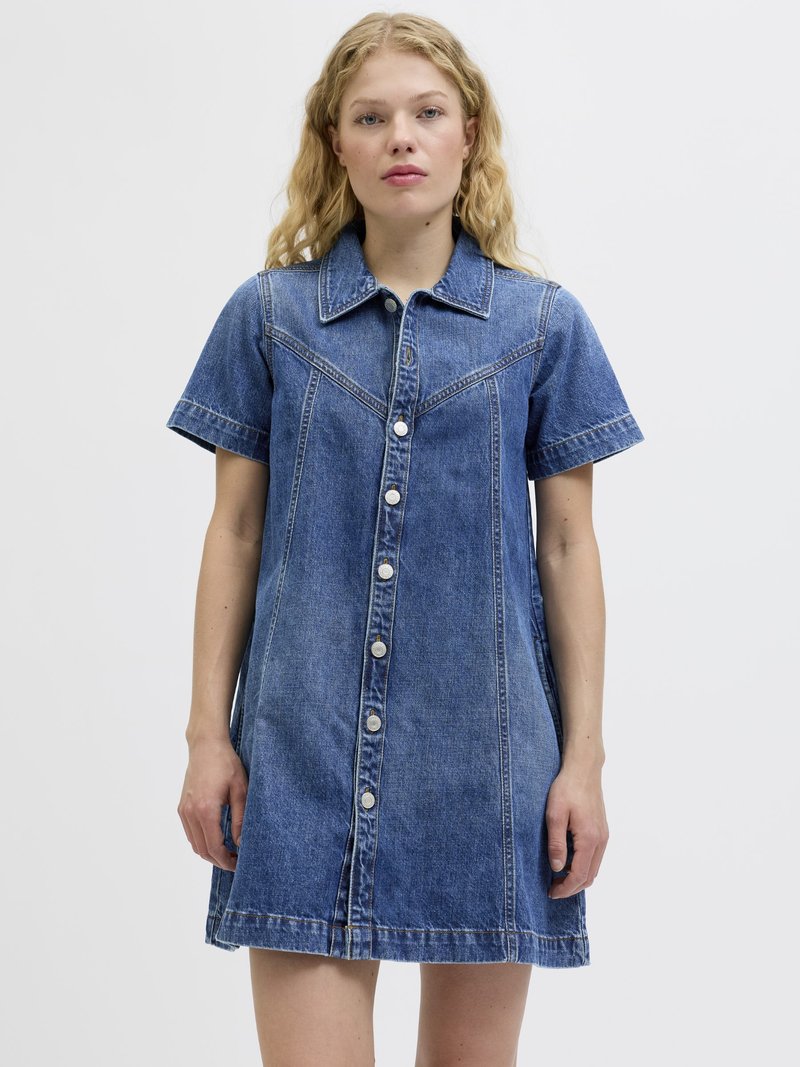 Abito di denim con chiusura a bottoni sul davanti, maniche corte e colletto. Il tessuto è di un blu chiaro con dettagli di cucitura e una vestibilità comoda.