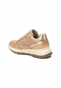 Sneaker beige con tomaia in suede e pelle, dettagli metallici, colletto imbottito e suola in gomma bianca con grip testurizzato.