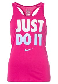 Růžový tílko vyrobené z měkké tkaniny, s širokým výstřihem a designem na zádech. "JUST DO IT" v tučném bílém a světle modrém písmu, včetně loga Nike.