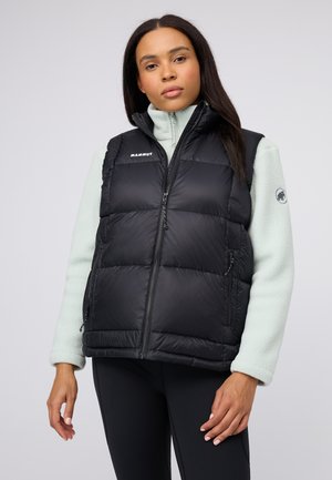 Schwarze Steppweste mit Reißverschluss vorne und hohem Kragen, über hellgrünem Fleece. Verfügt über das Mammut-Logo und Reißverschlusstaschen an den Seiten.
