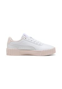 Baskets en cuir blanc avec une semelle épaisse rose et des accents texturés. Elles présentent une pointe arrondie, un laçage à l'avant et des détails perforés subtils.