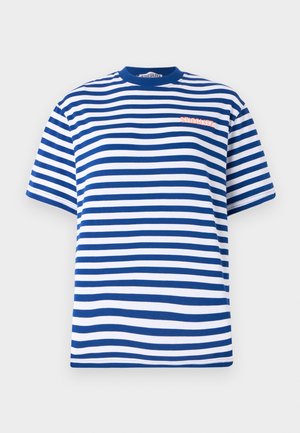 T-shirt en coton avec des rayures horizontales bleu et blanc, col rond, et un petit logo rose sur la partie gauche de la poitrine. Manches courtes.