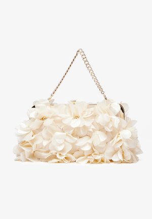 Pochette avec poignée chaîne dorée, décorée de fleurs en tissu crème superposées couvrant tout l’extérieur.