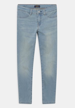 Jeans ajustados de color azul claro confeccionados en denim, con cinco bolsillos, cierre de botón y un sutil desgaste para añadir textura y detalle.