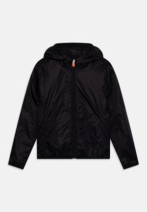 Schwarze Kapuzenjacke aus leichtem, glänzendem Material. Verfügt über einen Frontreißverschluss mit orangem Zuglasche und elastische Ärmelbündchen. Weiche Textur.