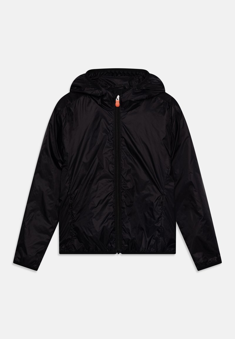 Veste à capuche noire en matière légère et brillante. Dotée d'une fermeture éclair frontale avec une languette orange et de poignets élastiques. Texture douce.