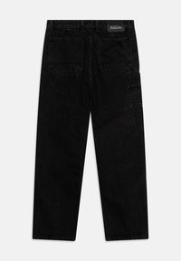 Svarta jeans i denimbakgrund med rak passform, försedda med fem fickor, en synlig logotyp på midjebandet och ett strukturerat tyg.