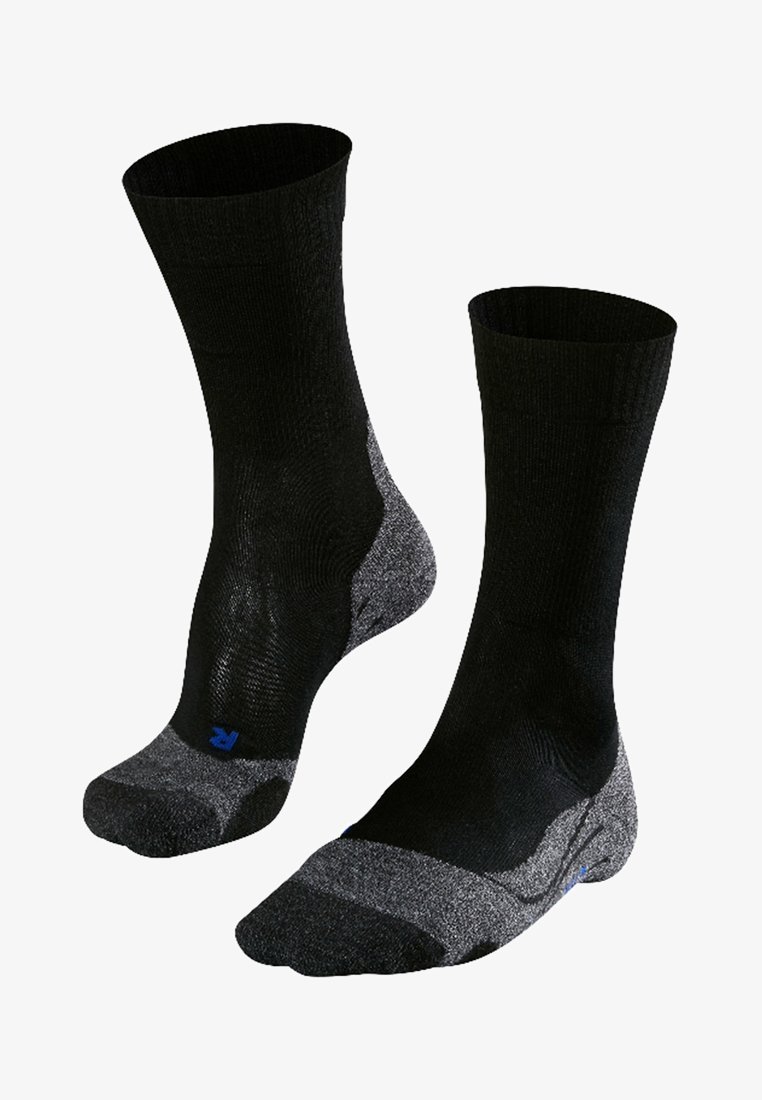 Calcetines deportivos negros con refuerzo en la parte del talón y los dedos de color gris, textura acanalada en la parte superior, con un acento de logo azul cerca del tobillo.