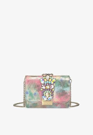 Bolso metálico con un acabado degradado en rosa, verde y azul. Presenta gemas decorativas en la tapa y una correa de cadena plateada.
