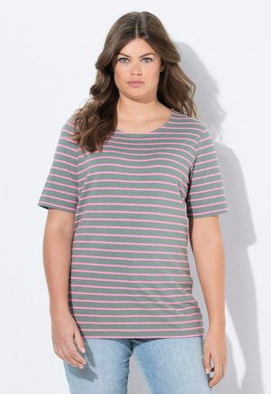 Chemise rayée grise avec des lignes horizontales roses, à manches courtes et col rond, associée à un jean bleu clair. Coupe décontractée et texture lisse.