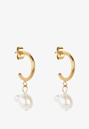 Boucles d'oreilles créoles en or avec une finition texturée, dotées d'une perle blanche irrégulière pendante fixée par un petit lien en or.