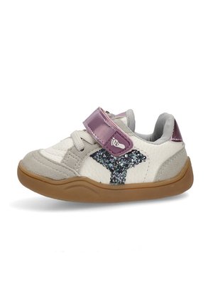 Zapatilla para niño en blanco y gris con suela marrón, correa metálica púrpura, cordones y un diseño en forma de Y de color azul oscuro brillante en el costado.
