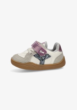 Zapatilla para niño en blanco y gris con suela marrón, correa metálica púrpura, cordones y un diseño en forma de Y de color azul oscuro brillante en el costado.