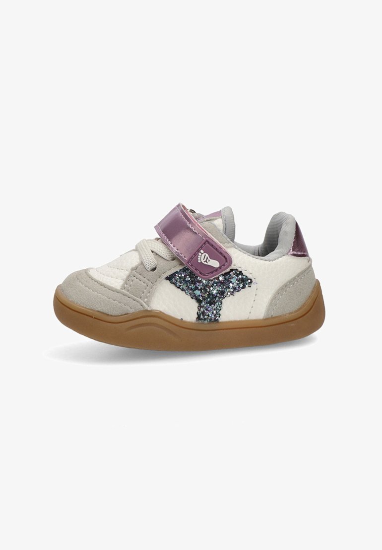 Zapatilla para niño en blanco y gris con suela marrón, correa metálica púrpura, cordones y un diseño en forma de Y de color azul oscuro brillante en el costado.