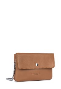 Borsa a pochette in pelle color tan con chiusura a pettine, hardware argentato, cuciture tonali e marchio in rilievo sulla parte anteriore. Inclusa tracolla a catena.