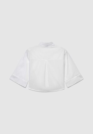 Weiße Kurzarmbluse mit Kragen, die eine Rückenfalte und eine glatte Textur aufweist. Das Design ist schlicht und leicht locker sitzend.