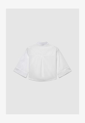 Weiße Kurzarmbluse mit Kragen, die eine Rückenfalte und eine glatte Textur aufweist. Das Design ist schlicht und leicht locker sitzend.