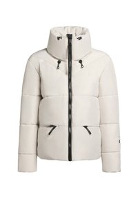 Veste blanche rembourrée avec col montant, fermeture éclair noire et capuche à cordon. Dispose de deux poches avant et de panneaux cousus pour ajouter de la texture.