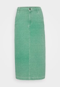 Grön denimpennkjol med knäppning i midjan, framfickor, knälång design och ensolid färg utan mönster eller detaljer.