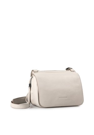 Kompakte beige Leder-Umhängetasche mit Klappverschluss, verstellbarem Riemen und dezent eingeprägtem Markennamen auf der Vorderseite.