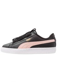 Baskets noires en synthétique avec une finition texturée, bande en daim rose, sangle élastique, semelle en caoutchouc blanche et accents en logo doré.