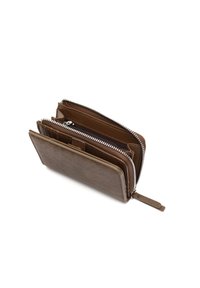Portefeuille en cuir marron avec plusieurs emplacements pour cartes, un compartiment zippé et un détail de fermeture éclair argentée. Forme rectangulaire compacte. Surface texturée.