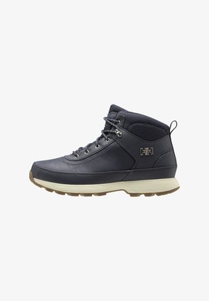 Bota de senderismo de corte medio en azul oscuro, con un upper texturizado, diseño de cordones y una suela de goma en tono marrón contrastante. Presenta ojales metálicos y un acento con el logotipo.