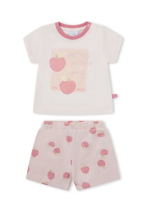 Camiseta de manga corta rosa bebé con "la perfecta pequeña manzana rosa" y dos manzanas, combinada con pantalones cortos rosas a juego estampados con varias manzanas.