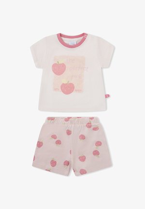 Camiseta de manga corta rosa bebé con "la perfecta pequeña manzana rosa" y dos manzanas, combinada con pantalones cortos rosas a juego estampados con varias manzanas.
