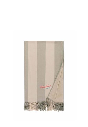 Asciugamano a righe beige e grigio chiaro con nappe su entrambe le estremità, un angolo piegato per mostrare la morbida consistenza sottostante.