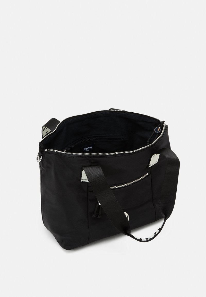 Schwarze Nylon-Tragetasche mit geräumigem Innenraum, silbernen Reißverschluss-Schließen, Fronttasche und gemustertem Schultergurt.