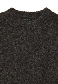 Dunkelbrauner Strickpullover mit einer weichen, strukturierten Oberfläche. Verfügt über einen runden Ausschnitt und ein kleines schwarzes Etikett mit dem Markennamen "CALLIOPE."