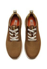 Sneakers a rete marroni con lacci bianchi, linguette imbottite e solette arancioni. Suole in gomma con un motivo testurizzato. Dettagli di accento sottili in marrone scuro.