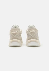 Adidași bej care combină suede cu plasă, formă rotundă, guler căptușit și accente distincte în formă de diamant pe călcâi.