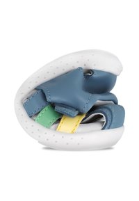 Zapato flexible para niños, con cuero azul y acentos en amarillo, verde y rojo. Suela blanca suave con perforaciones para transpirabilidad.