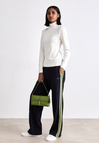 Lacoste Treniņtērpa apakšdaļas - abysm