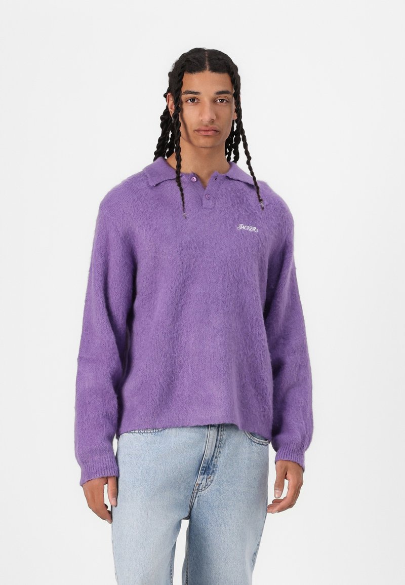 Pulover tricotat violet, pufoasă, cu guler și mâneci lungi, având broderie discretă a logo-ului pe piept.