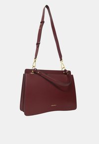 Borsa in pelle bordeaux con una forma strutturata, dotata di una tracolla rimovibile, hardware in tono oro e un compartimento con zip.