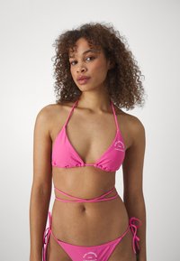 KARL LAGERFELD LOGO - Bikini felső - bright pink