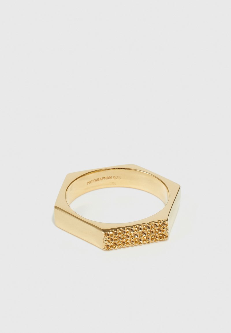 Goldfarbener sechseckiger Ring mit einem strukturierten Band, das an der Vorderseite kleine erhabene Punkte aufweist. Eingraviert mit "PATTARAPHAN 925".